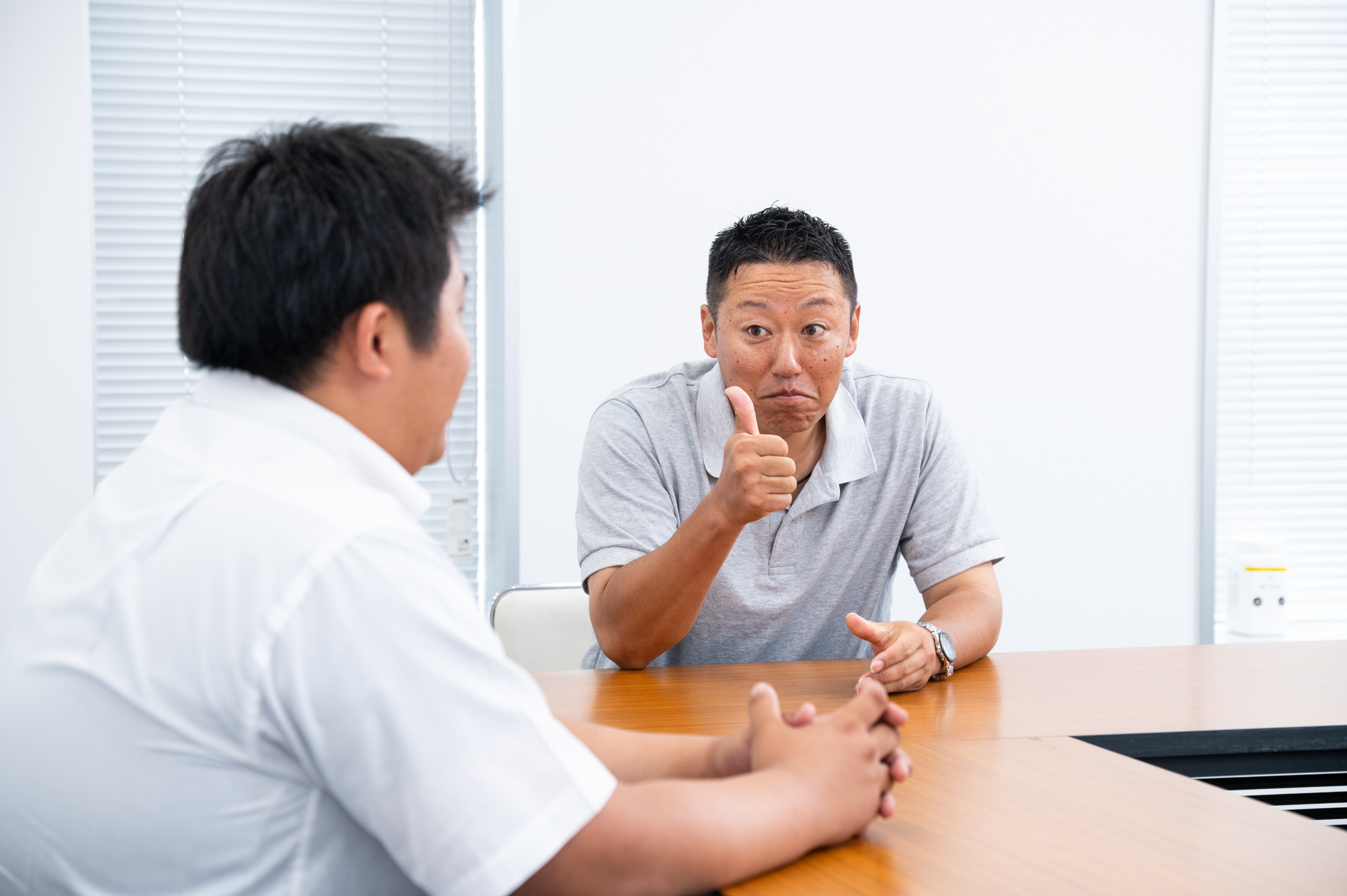 いいねをする諸岡慎也さんとそれを見る竹下大稀さん