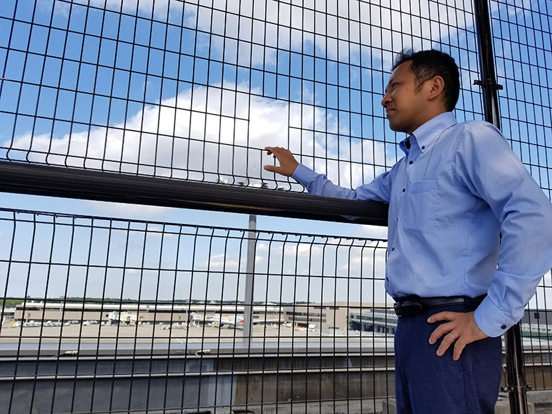 写真：空港を見守る石川さん