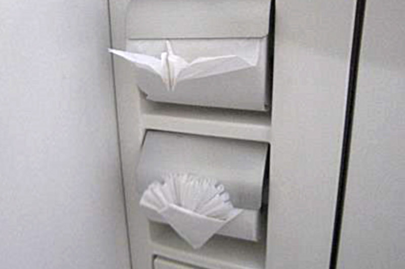 写真：折り鶴の装飾を施されたトイレットペーパー