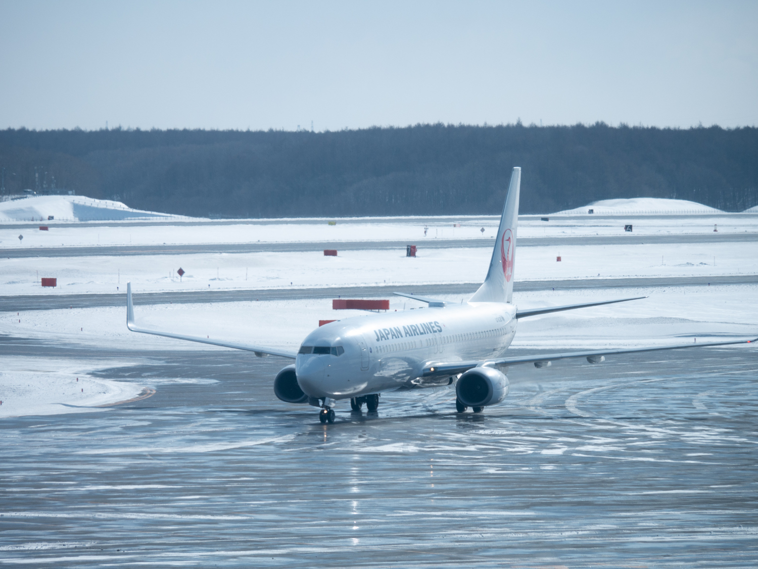 写真：雪積もるの滑走路と飛行機