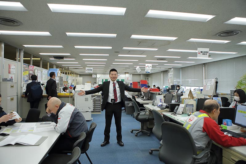 写真：オフィス中央に立つ新田さん