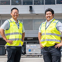 写真：株式会社ANAエアサービス佐賀　諸岡慎也さん　竹下大稀さん